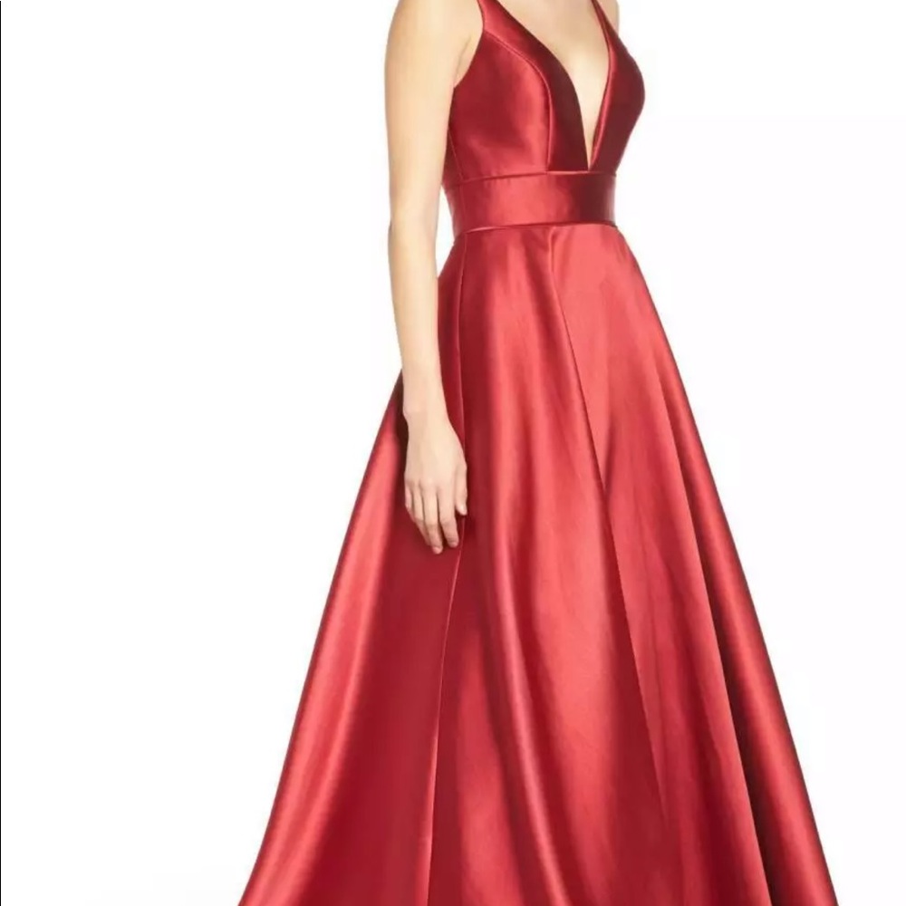 MAC DUGGAL Wine Red Plunging Neck Sweetheart
